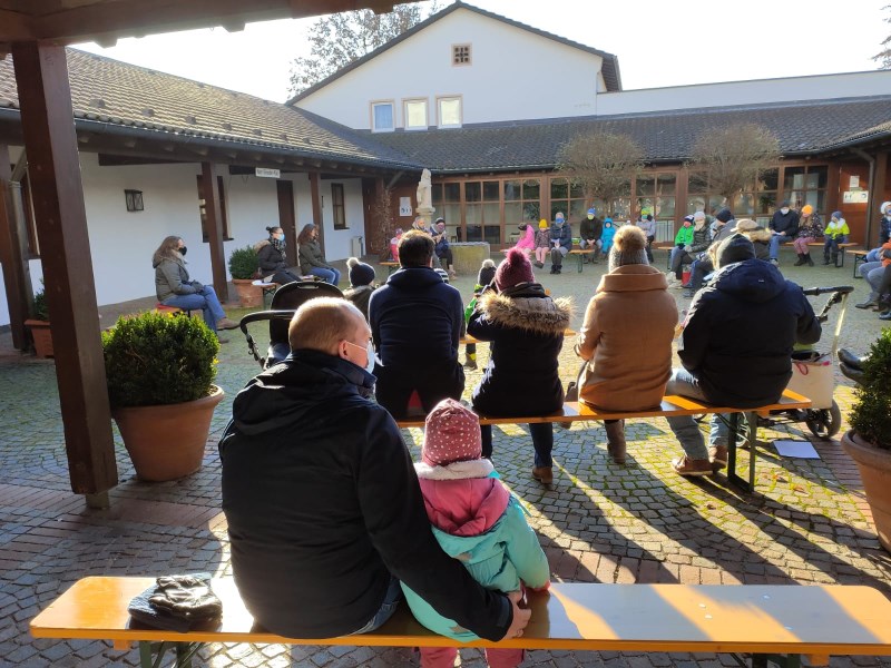 Am ersten Adventssonntag den 29.11.2020 trafen sich bei winterlichen Temperaturen und strahlendem Sonnenschein 14 Familien zur ersten "open-air-Kinderwortgottesfeier"