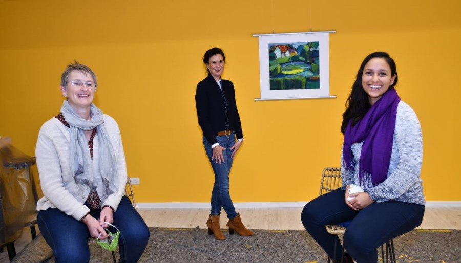 Über die frisch gestrichene Wand freuen sich Gabriele Störkle, Pia Klapos und Alejandra Ott (v.l.n.r.).