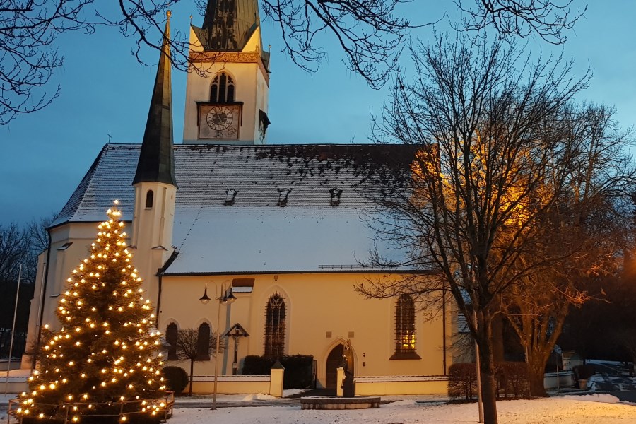 Pfarrkirche St. Wolfgang mit Christbaum