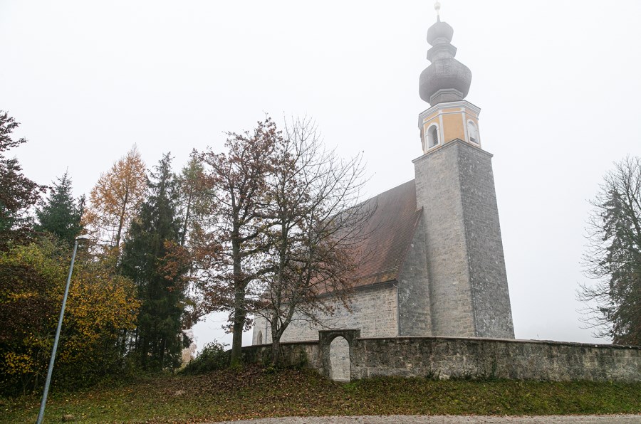 Kirche Mariä Himmelfahrt in Burg bei Tengling am Tachinger See