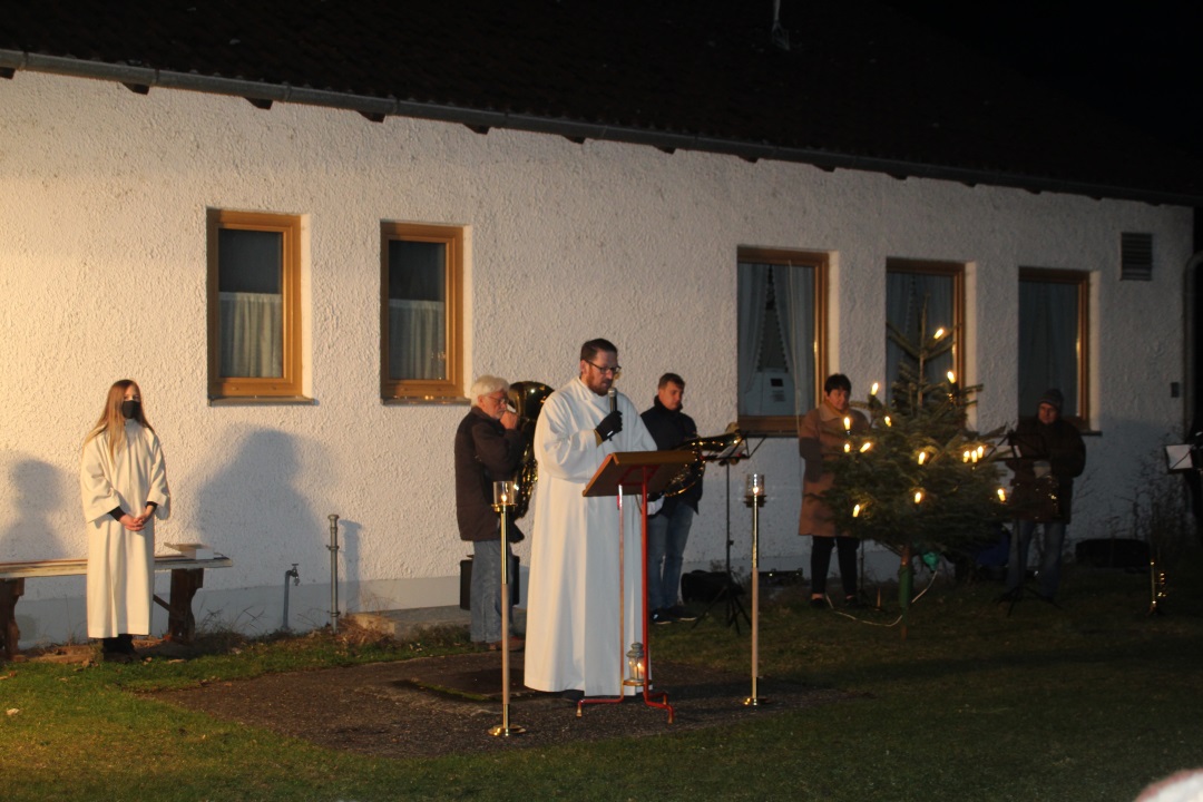 Hl. Abend Messe am Sportplatzgelände