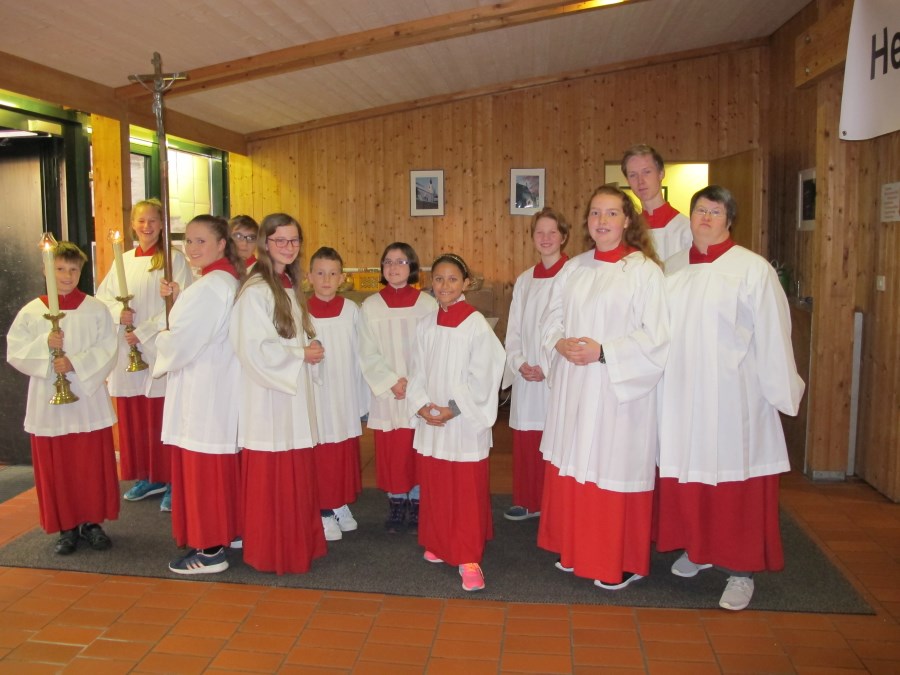 Gruppenbild bei der Installation von Pfr. Semel 2017