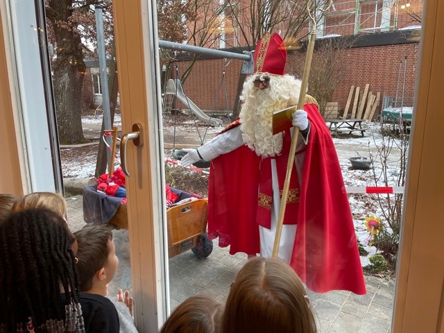 Nikolaus am Fenster