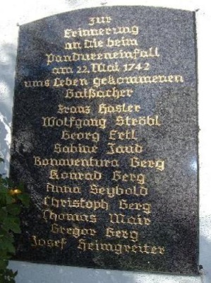 Gedenktafel zum Pandurenüberfall vom 22. Mai 1742 an der Kapelle zum abgebrannten Kreuz in Gaißach-Puchen