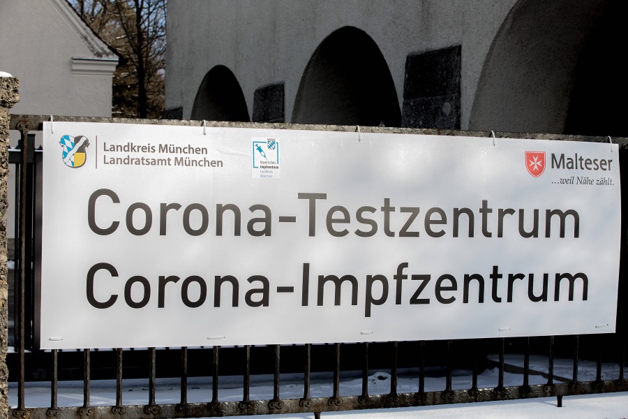 Banner am Eingang eines Corona Test- und Impfzentrums der Malteser im Landkreis München