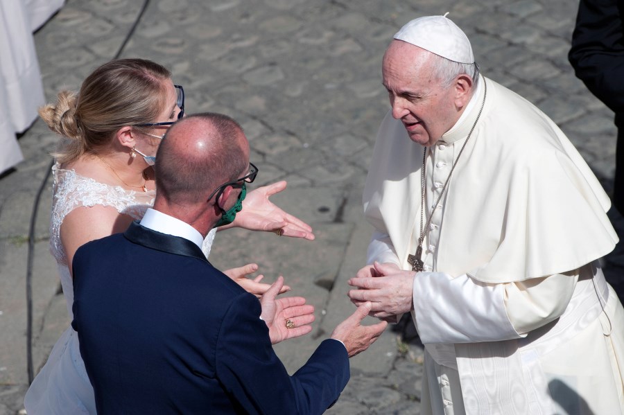 Hochzeitspaar mit Papst Franziskus