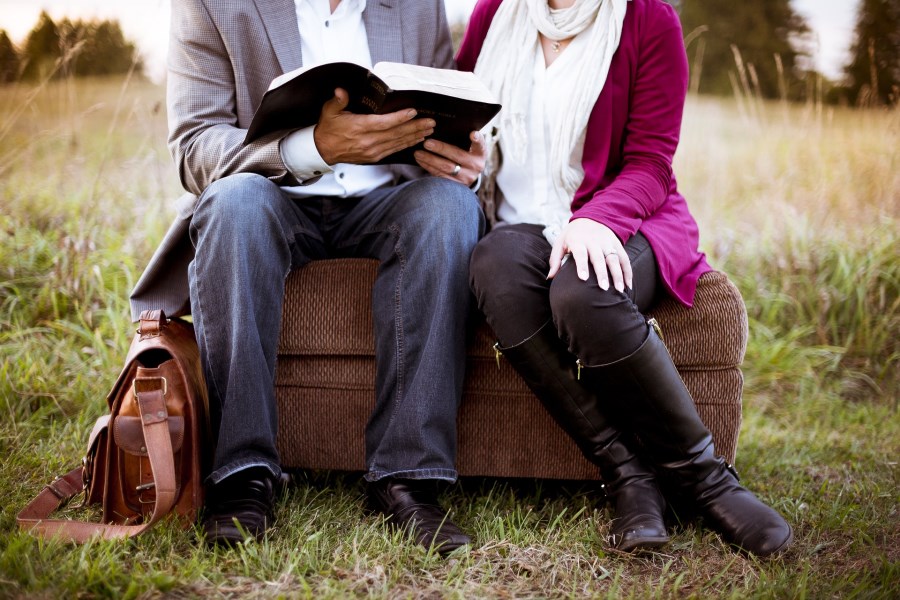 Zwei Personen lesen ein Buch