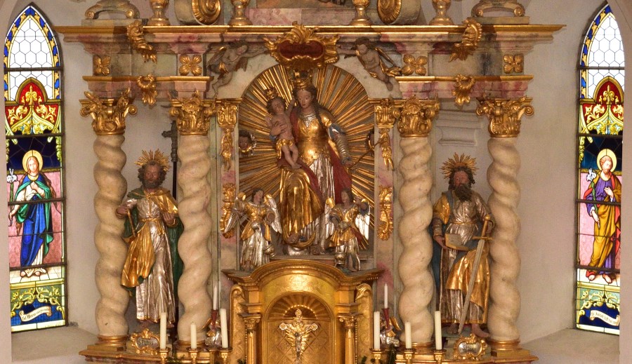 Großansicht des Altares mit den Heiligenfiguren St. Peter und Paul