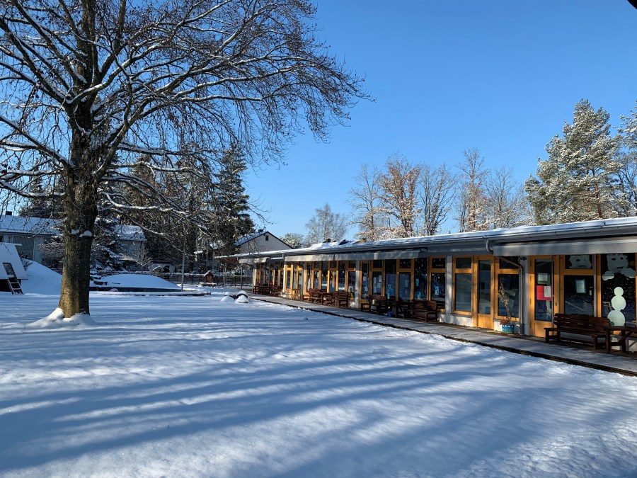 Gartenansicht mit Terrasse im Winter