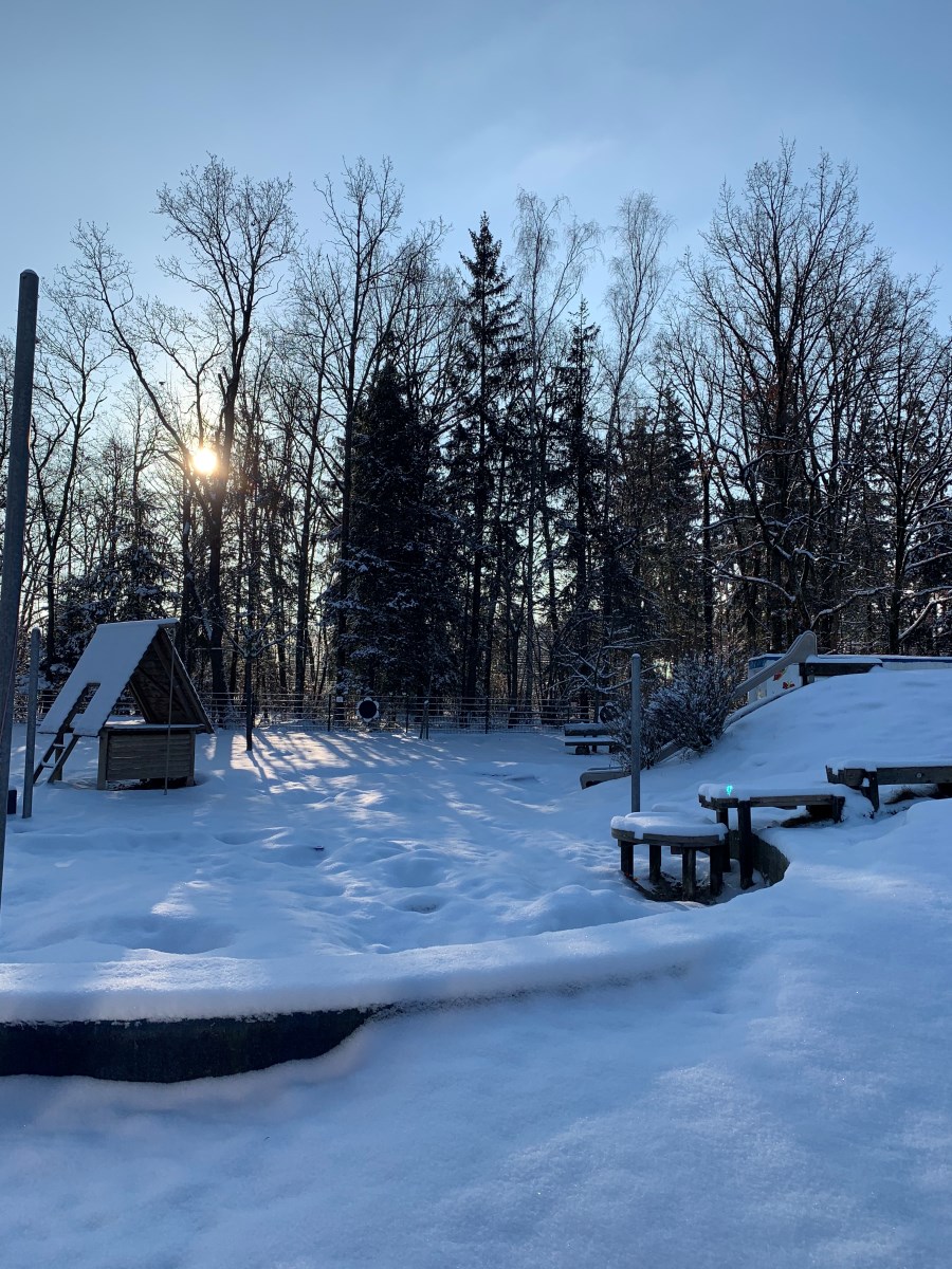 Spielhügel im Winter