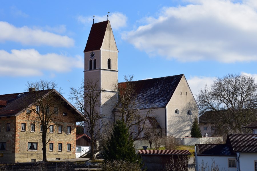 Außenansicht der Pfarrkirche Lampferding