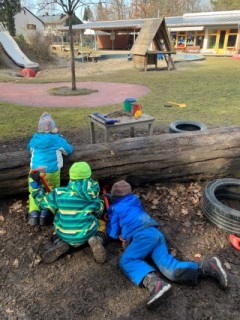 Kinder beim Graben mit Blick auf den Garten