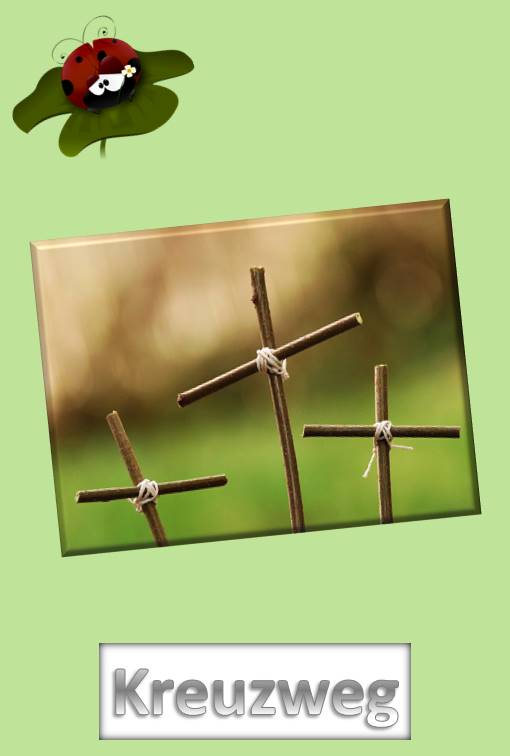 Drei Kreuze aus Ästen vor grüner Natur