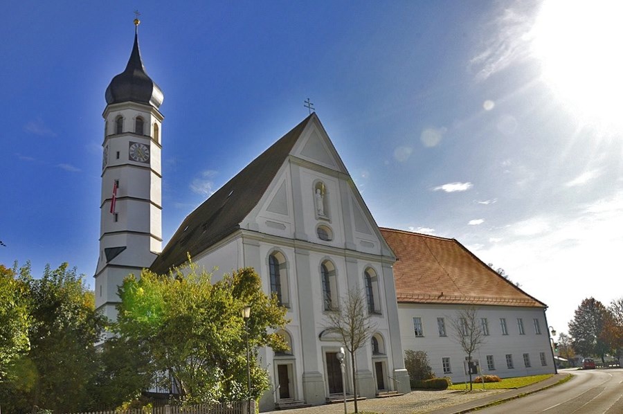 Außenansicht der Pfarrkirche Beyharting