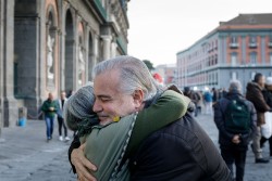 Zwei Menschen umarmen sich