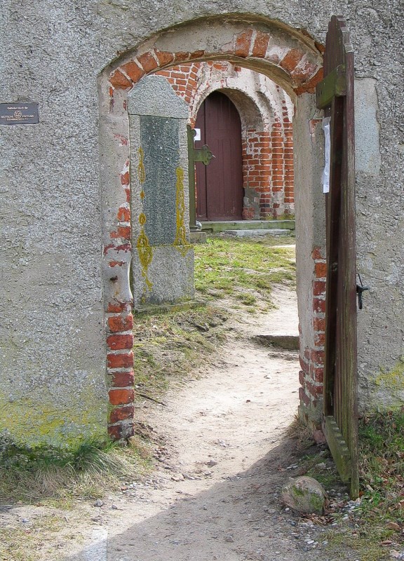 geöffnete Tür, die Blick in den Innenhof gewährt