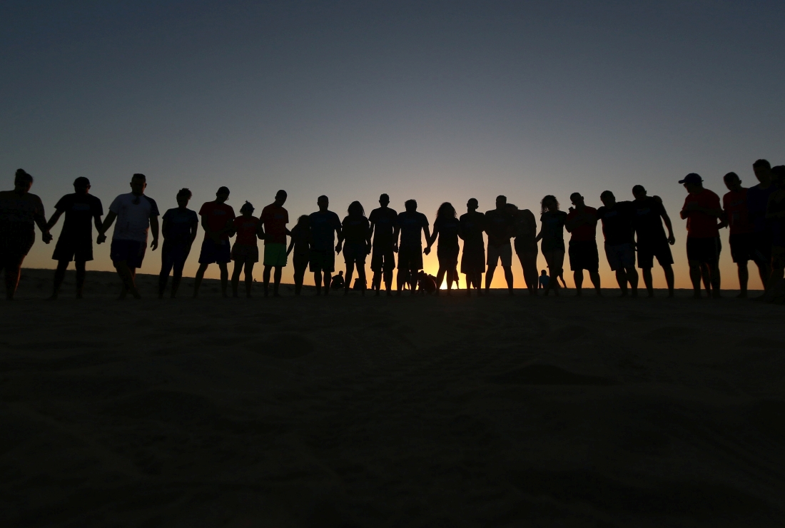 Verbunden-people-4050698_by_joseph_redfield_pixabay_pfarrbriefservice-Artikel