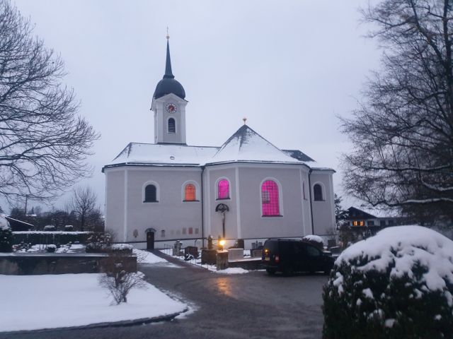 Bläser des Auftakts Söllhuben Außenansicht Kirche