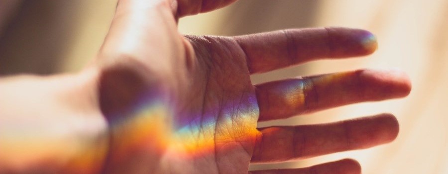 Hand mit Regenbogen