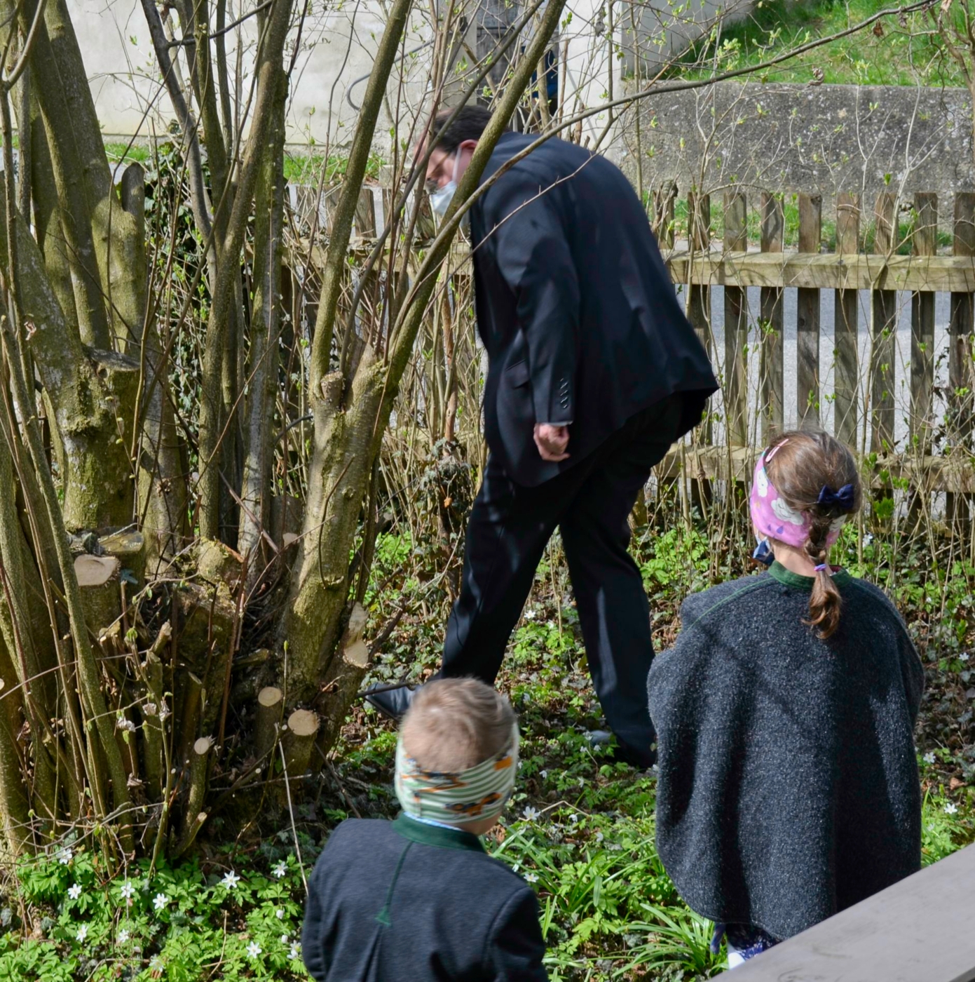 Ostereiersuchen im Pfarrgarten