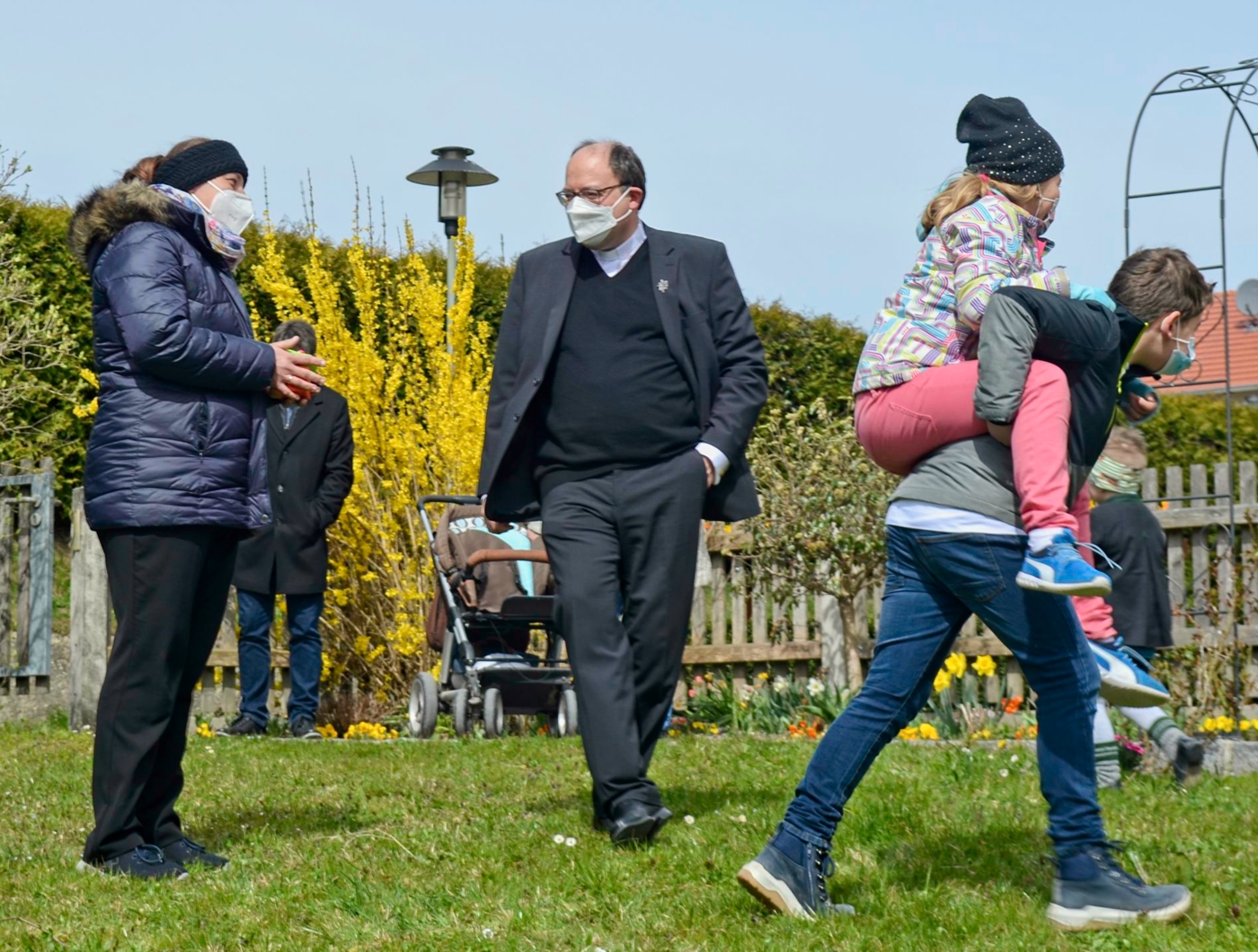 Ostereiersuchen im Pfarrgarten
