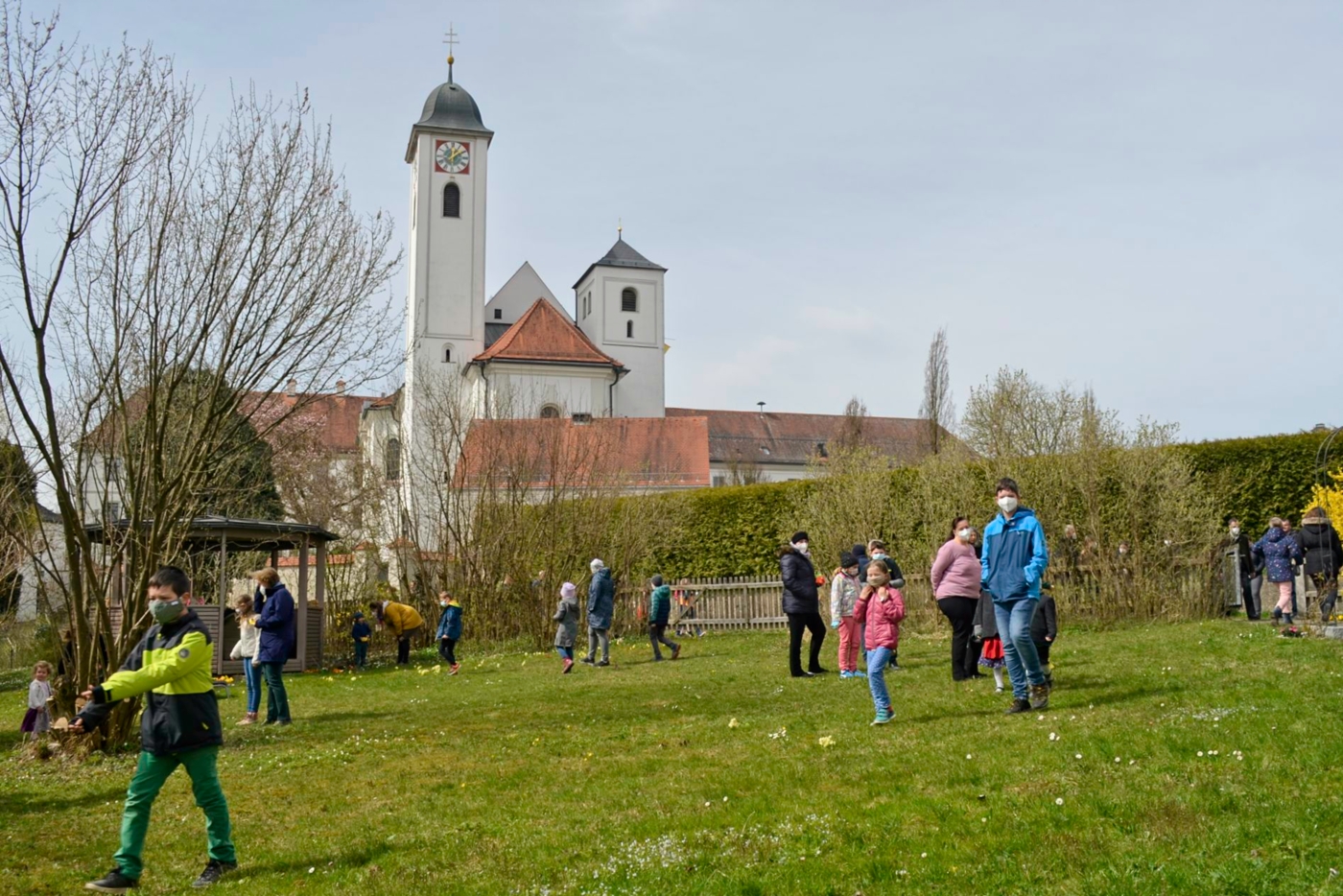 Ostereiersuchen im Pfarrgarten