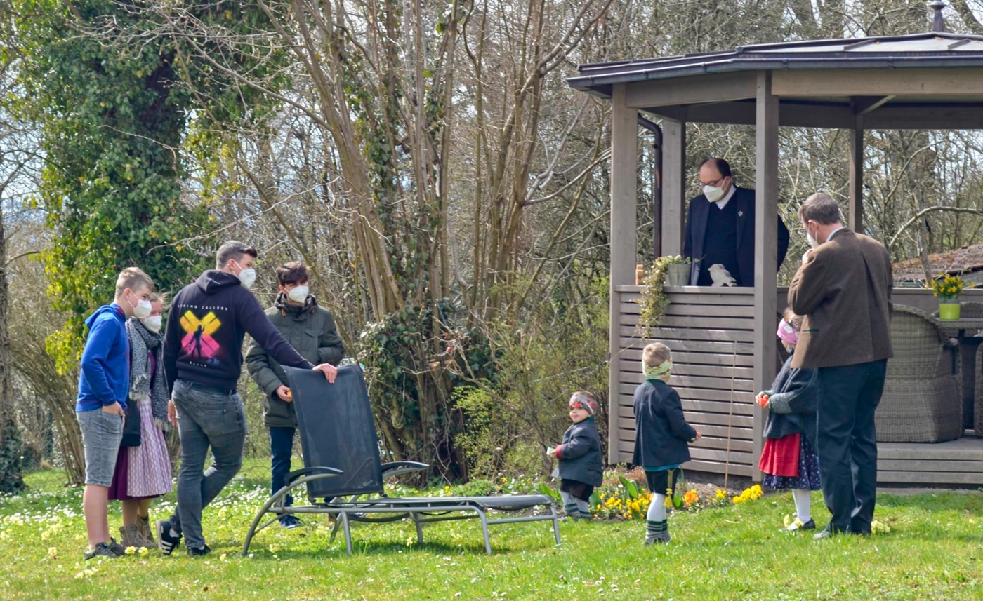 Ostereiersuchen im Pfarrgarten