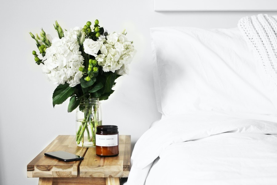 Bett mit Blumen und Medikamente