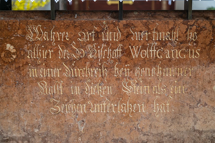 Inschrift auf der Vorderseite der Marmoreinfassung des Schlupfsteins