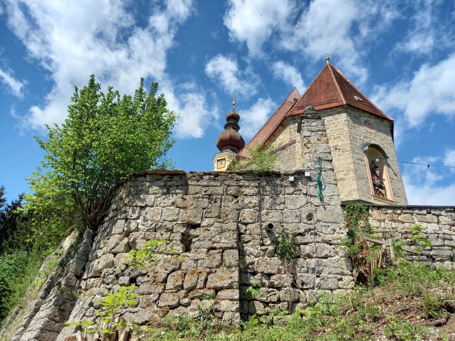 Die Stützmauer der Burger Kirche