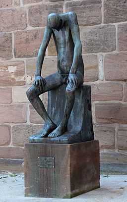 Statue "Hiob" von Gerhard Marcks (1957) vor der St.-Klara-Kirche, Nürnberg