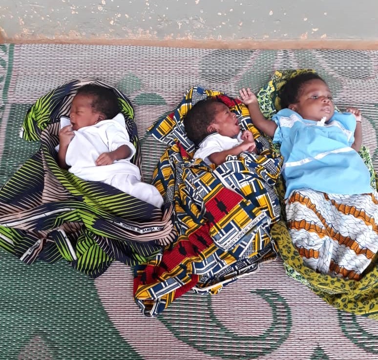 3 Neugeborene im Waisenhaus in Tohoun in Togo
