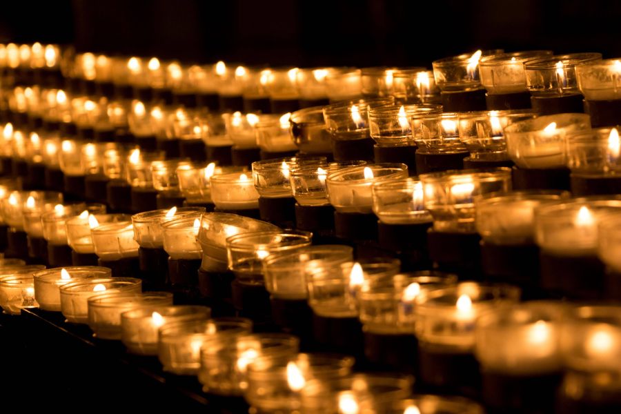 Reihen Teelichte in Kirche