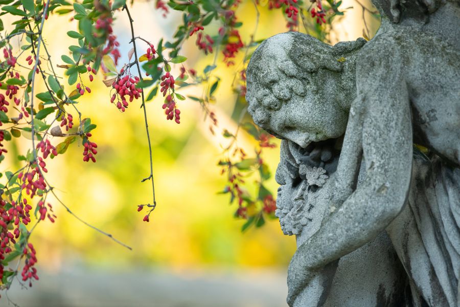 Steinengel auf Friedhof