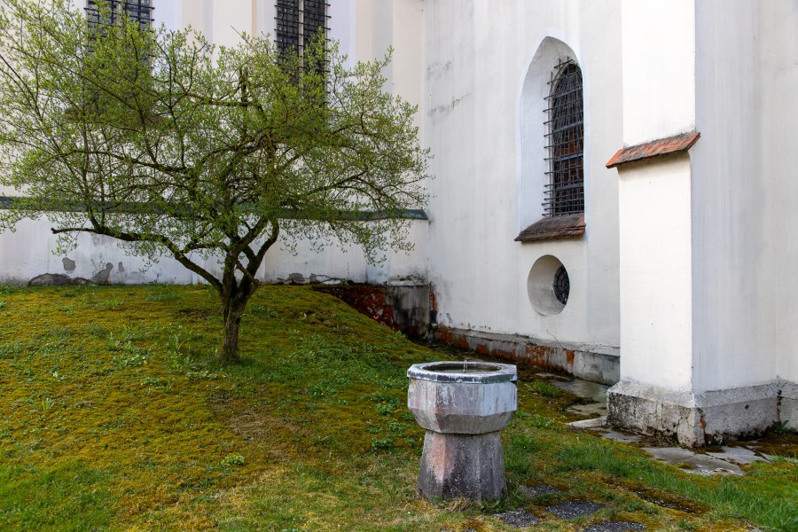 Brunnen neben der Kirche St. Wolfgang mit Wasser aus der Wolfgangsquelle