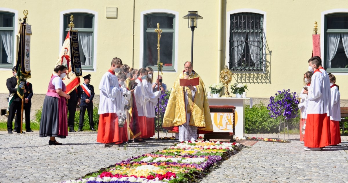 Festgottesdienst zu Fronleichnam mit Eucharistischem Segen