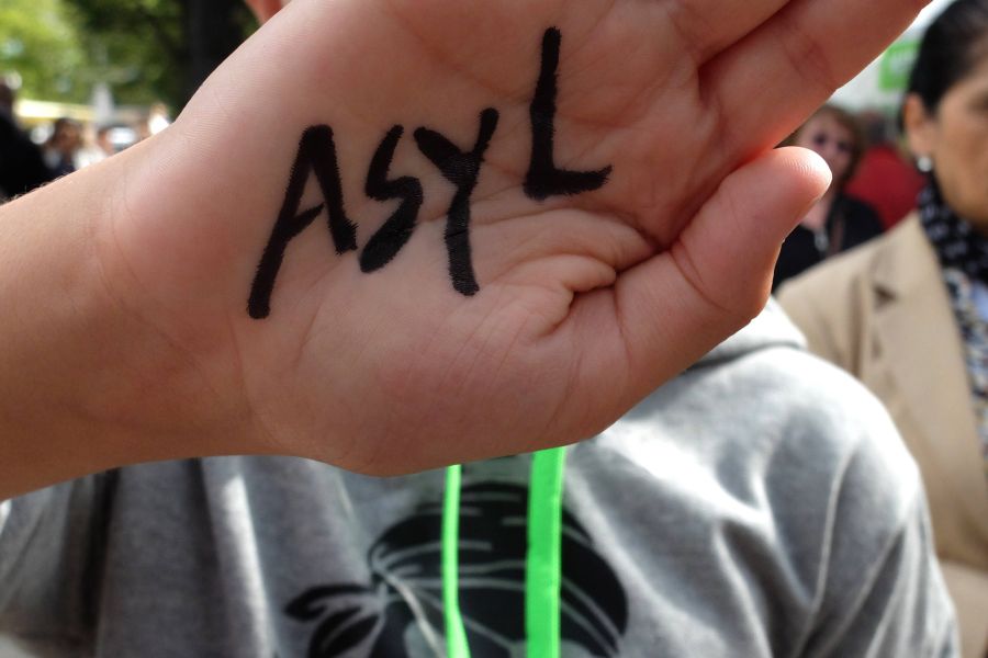 Kinderhand mit Aufschrift Asyl