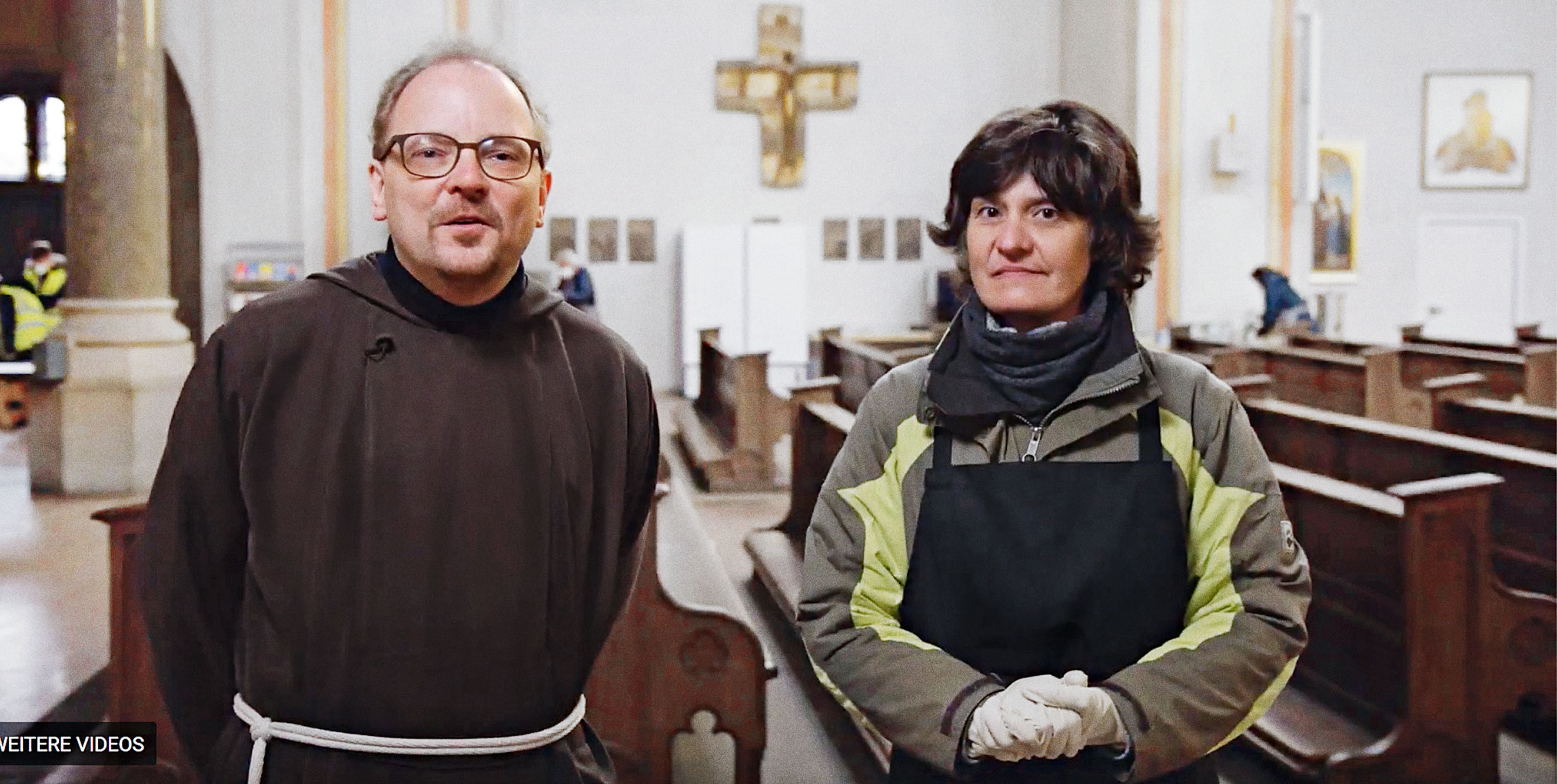 Auf dem Foto sieht man Bruder Bernd Kober, Leiter des Pfarrverbands Isarvorstadt. Neben ihm steht Yvonne Möller. Sie arbeitet für den Caritasverband und hat die Antonius-Küche aufgebaut.