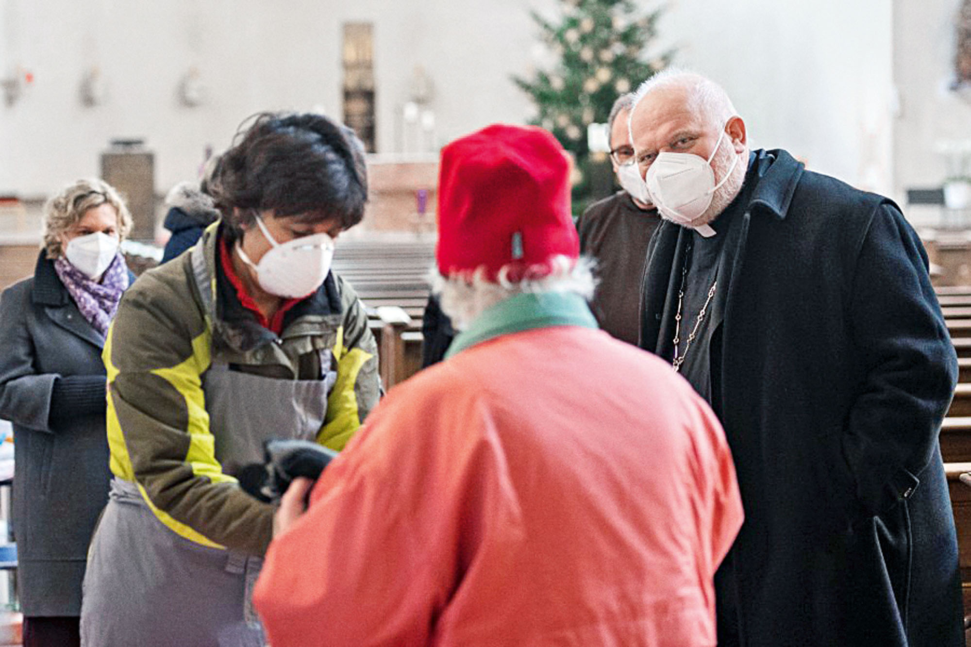 Auf dem Foto sieht man Kardinal Reinhard Marx. Er besuchte im Dezember 2020 die Antonius-Küche und sprach dabei auch mit den Besucherinnen und Besuchern.