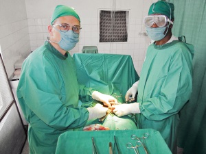 Chirurg Volker Rathke, der im Kibosho-Hospital in Tansania arbeitet.