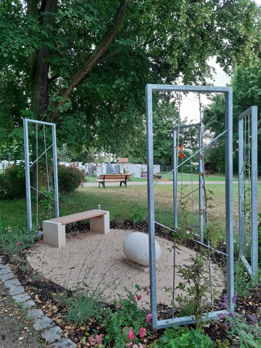 Gedenkort für Schmetterlingskinder gestaltet auf dem Friedhof in Engelsberg.