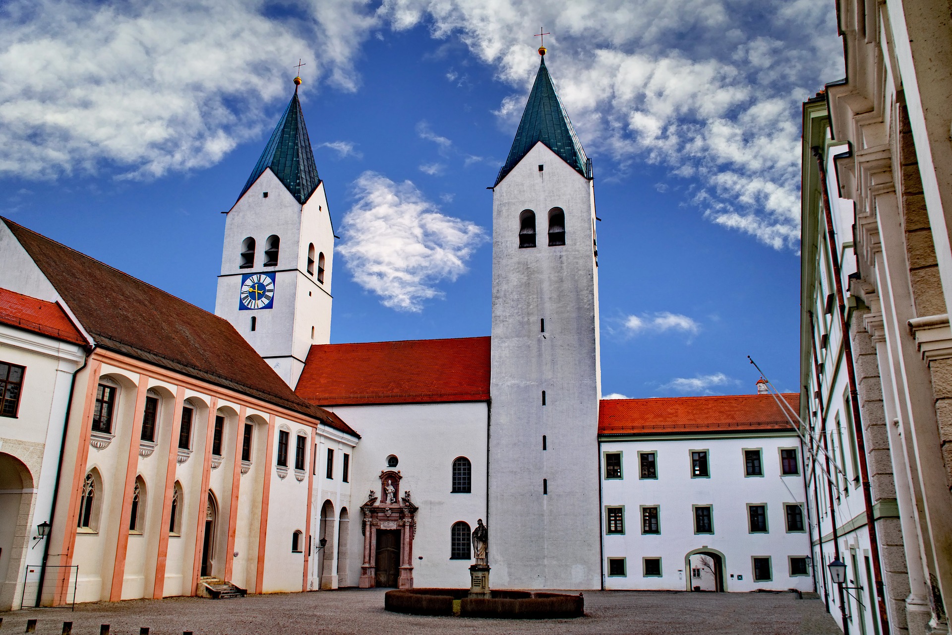 Auf dem Foto sieht man den Dom zu Freising.