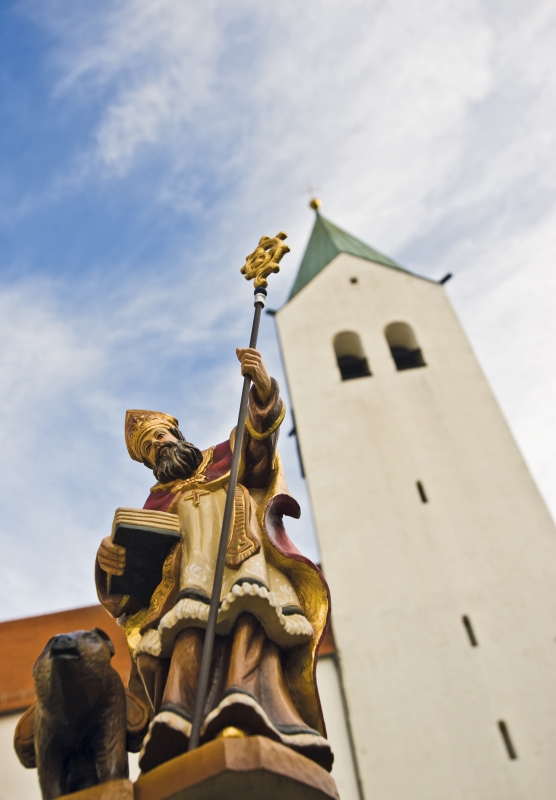 Auf dem Foto ist der Turm des Doms zu Freising zu sehen. Daneben sieht man die Statue des heiligen Korbinian