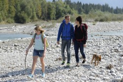 Familie beim Spaziergang