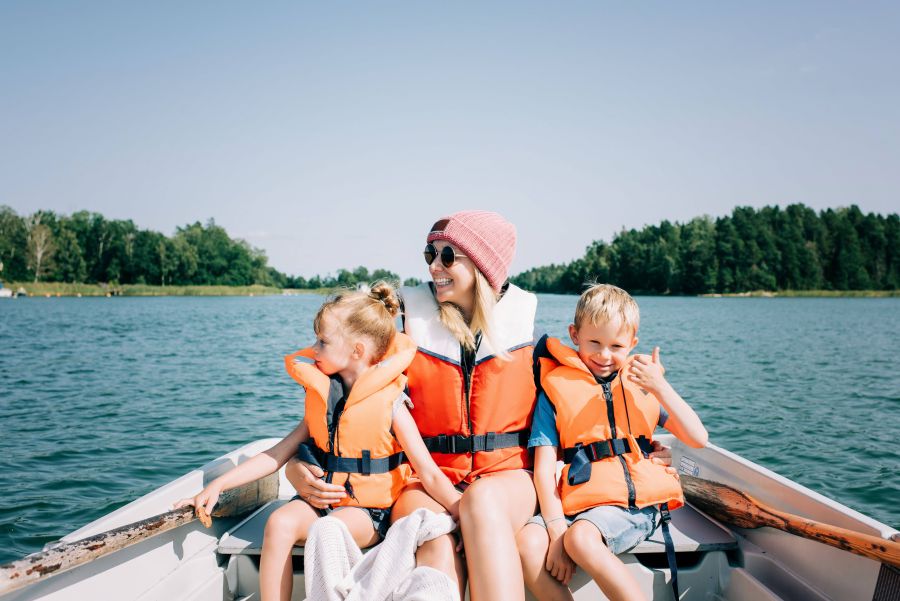 Mutter mit zwei Kindern in Boot