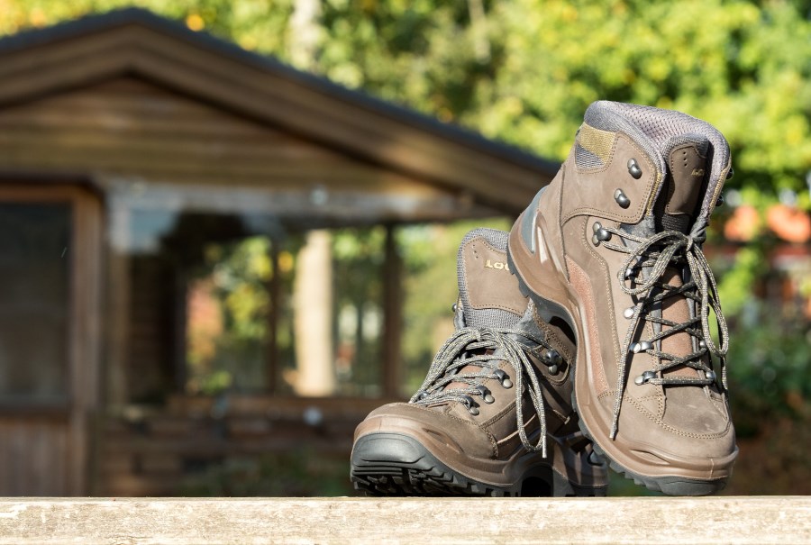 Auf dem Foto sind zwei Wanderschuhe zu sehen.