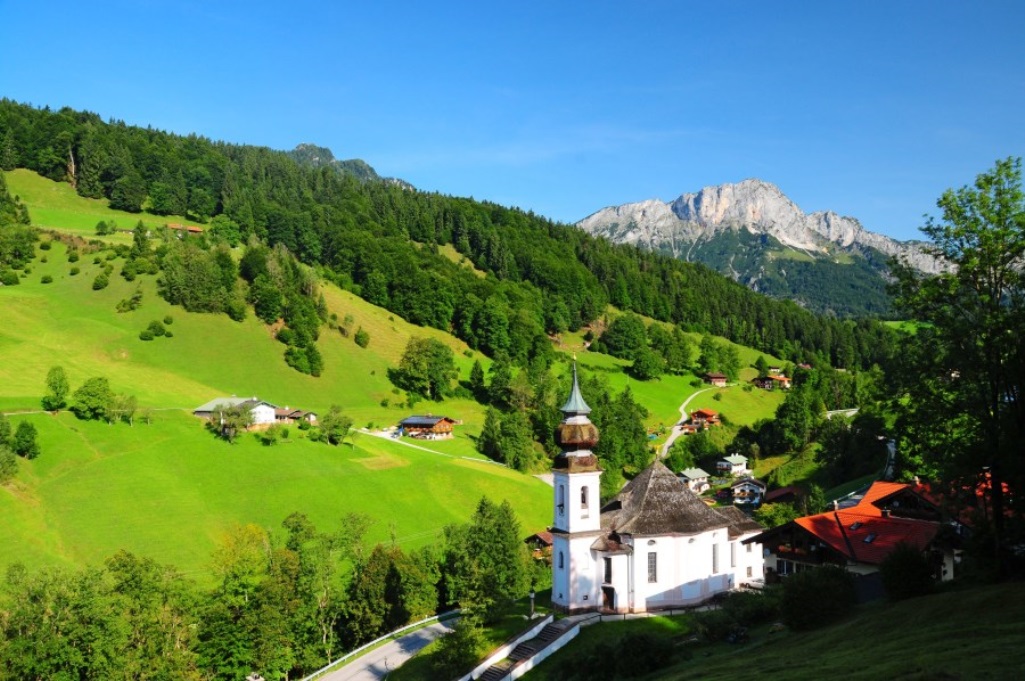 Wallfahrtskirche Maria Gern bei Berchtesgaden, im Hintergrund der Untersberg