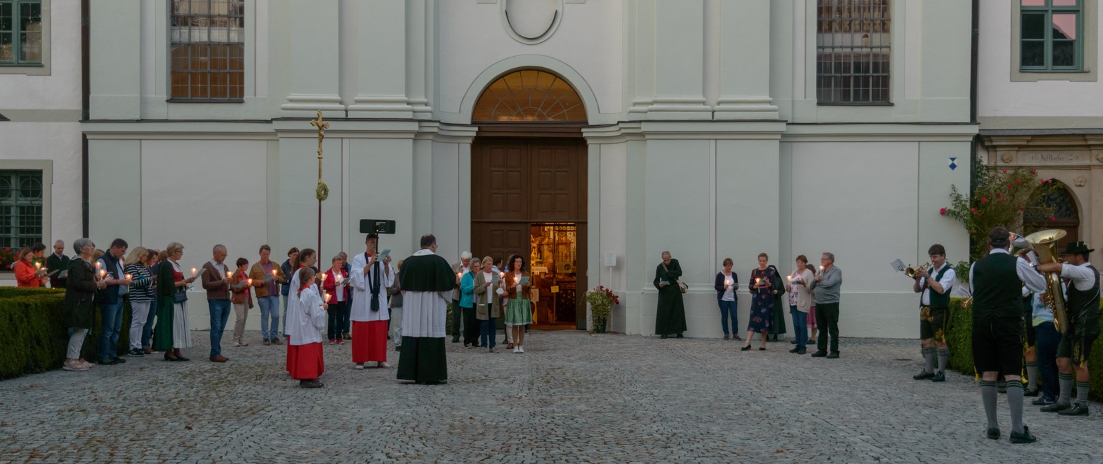 Lichterprozession zur Lourdes-Grotte