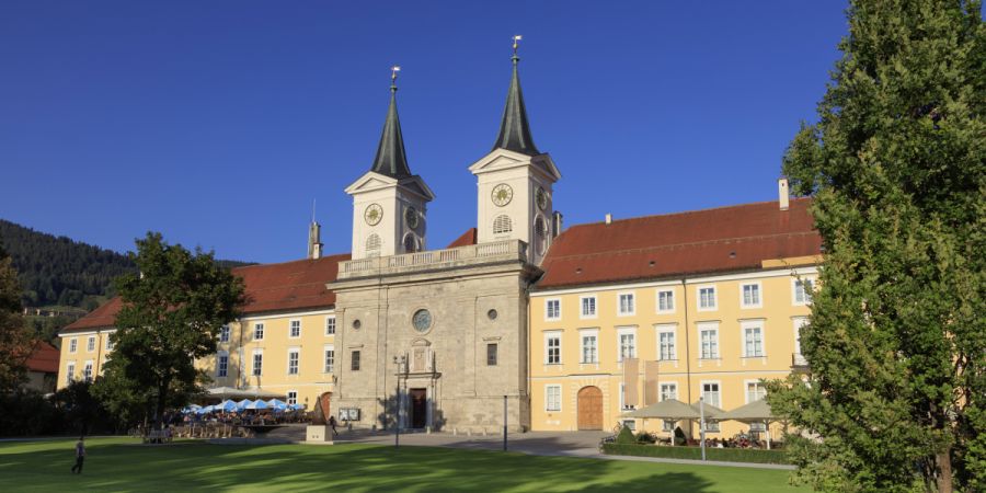 Schloss und Kirche St. Qurin Tegernsee