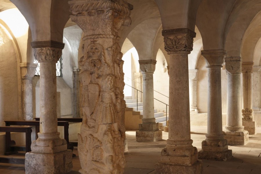 Bestiensäule in der Krypta des Freisinger Doms